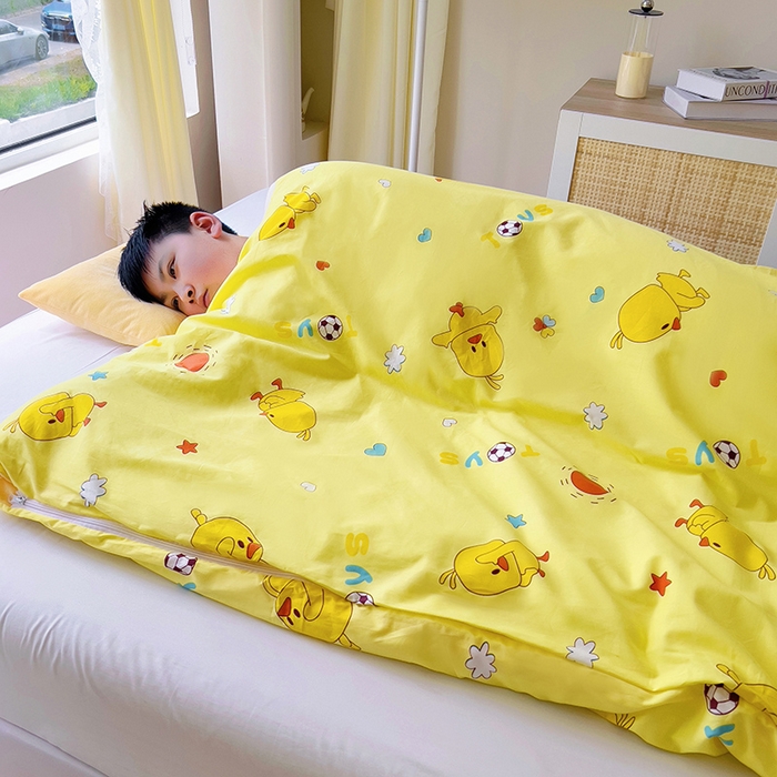 91家纺网 家纺一手货源 找家纺 萌朵家纺 2025新款豆豆绒全棉防踢被-结合牛奶绒绒防踢被 小鸭踢球黄
