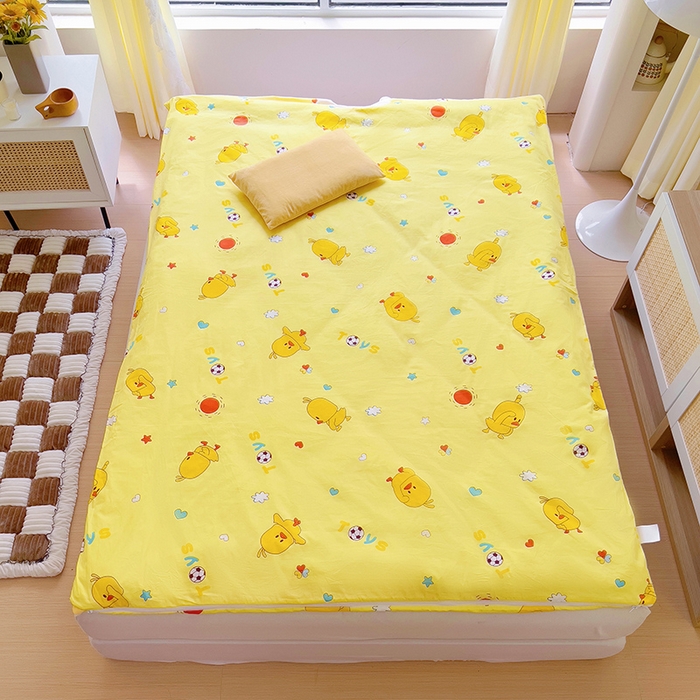 91家纺网 家纺一手货源 找家纺 萌朵家纺 2025新款豆豆绒全棉防踢被-结合牛奶绒绒防踢被 小鸭踢球黄
