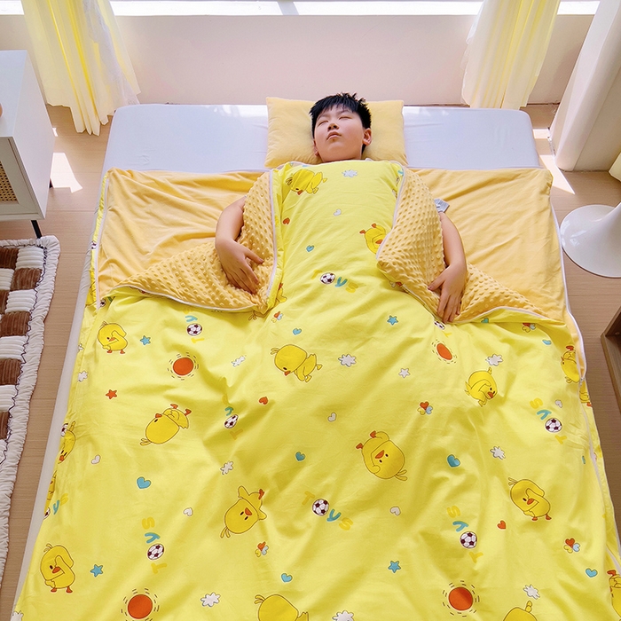 91家纺网 家纺一手货源 找家纺 萌朵家纺 2025新款豆豆绒全棉防踢被-结合牛奶绒绒防踢被 小鸭踢球黄