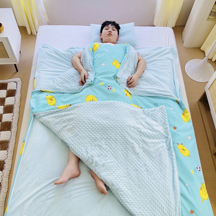 91家纺网 家纺一手货源 找家纺 萌朵家纺 2025新款豆豆绒全棉防踢被-结合牛奶绒绒防踢被 小鸭踢球蓝