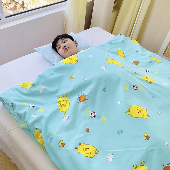 91家纺网 家纺一手货源 找家纺 萌朵家纺 2025新款豆豆绒全棉防踢被-结合牛奶绒绒防踢被 小鸭踢球蓝