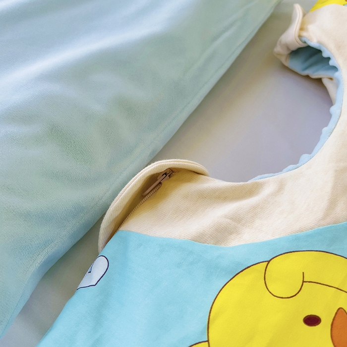 91家纺网 家纺一手货源 找家纺 萌朵家纺 2025新款豆豆绒全棉防踢被-结合牛奶绒绒防踢被 小鸭踢球蓝