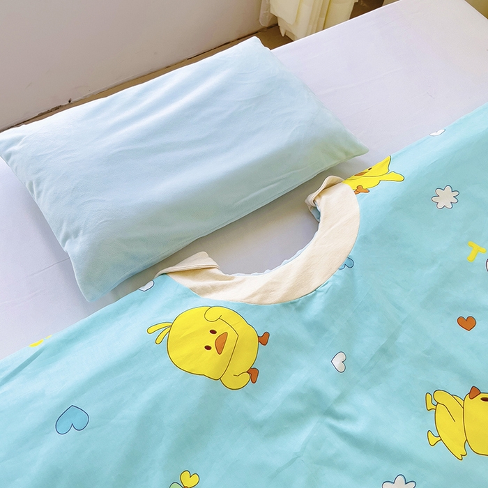 91家纺网 家纺一手货源 找家纺 萌朵家纺 2025新款豆豆绒全棉防踢被-结合牛奶绒绒防踢被 小鸭踢球蓝