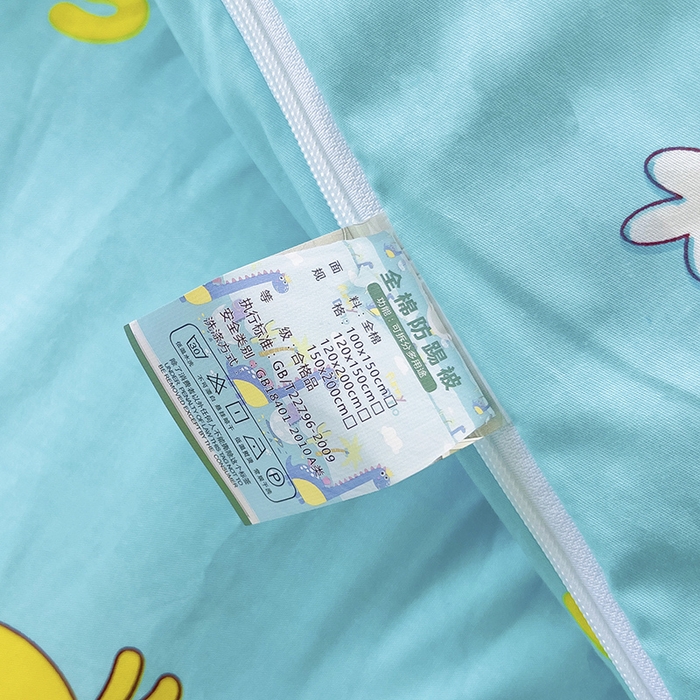 91家纺网 家纺一手货源 找家纺 萌朵家纺 2025新款豆豆绒全棉防踢被-结合牛奶绒绒防踢被 小鸭踢球蓝