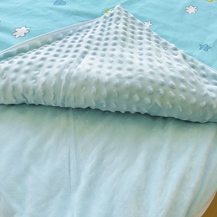 91家纺网 家纺一手货源 找家纺 萌朵家纺 2025新款豆豆绒全棉防踢被-结合牛奶绒绒防踢被 小鸭踢球蓝