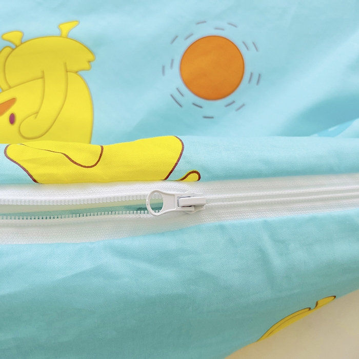 91家纺网 家纺一手货源 找家纺 萌朵家纺 2025新款豆豆绒全棉防踢被-结合牛奶绒绒防踢被 小鸭踢球蓝