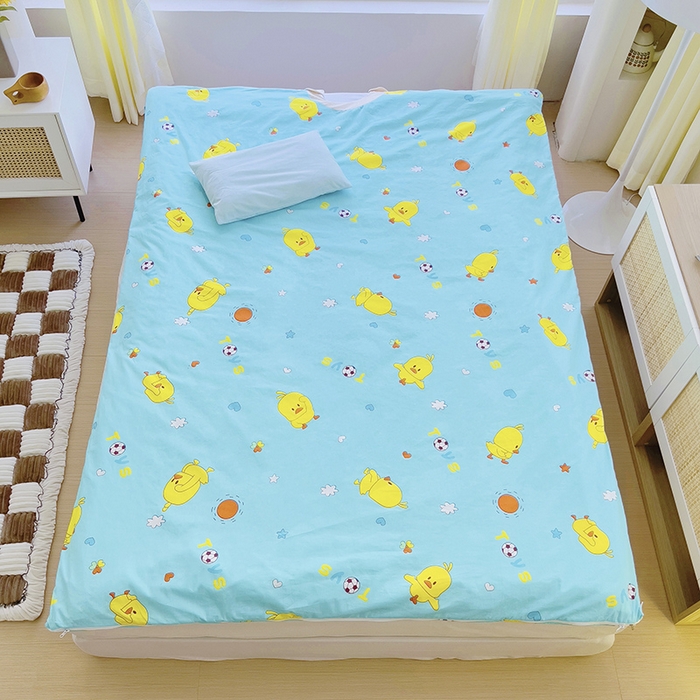 91家纺网 家纺一手货源 找家纺 萌朵家纺 2025新款豆豆绒全棉防踢被-结合牛奶绒绒防踢被 小鸭踢球蓝
