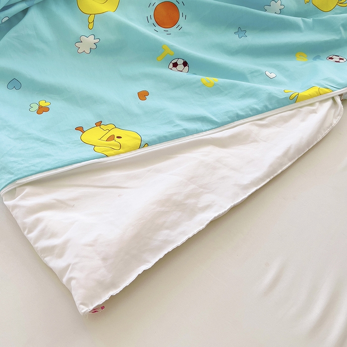 91家纺网 家纺一手货源 找家纺 萌朵家纺 2025新款豆豆绒全棉防踢被-结合牛奶绒绒防踢被 小鸭踢球蓝