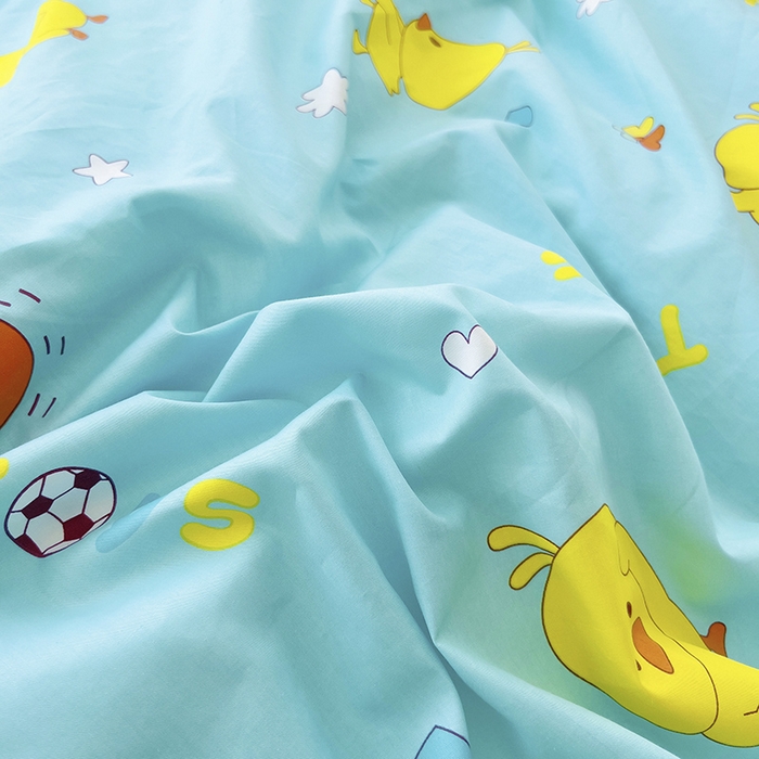 91家纺网 家纺一手货源 找家纺 萌朵家纺 2025新款豆豆绒全棉防踢被-结合牛奶绒绒防踢被 小鸭踢球蓝