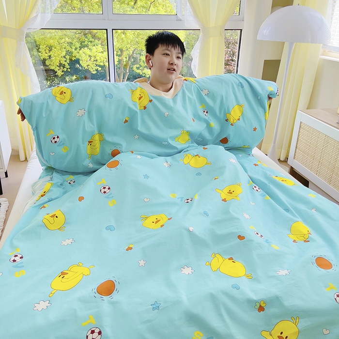 91家纺网 家纺一手货源 找家纺 萌朵家纺 2025新款豆豆绒全棉防踢被-结合牛奶绒绒防踢被 小鸭踢球蓝