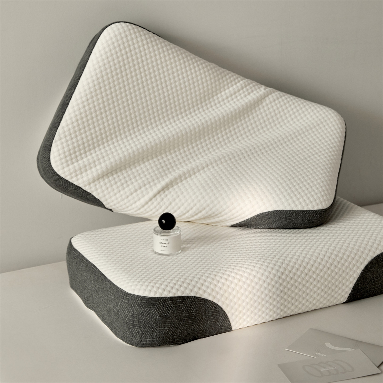 91家纺网 家纺一手货源 找家纺 （总）头等舱 2026新款弹簧分区深睡功能工学记忆棉枕芯,白+灰（ 40*66  高11厘米）,配送包装