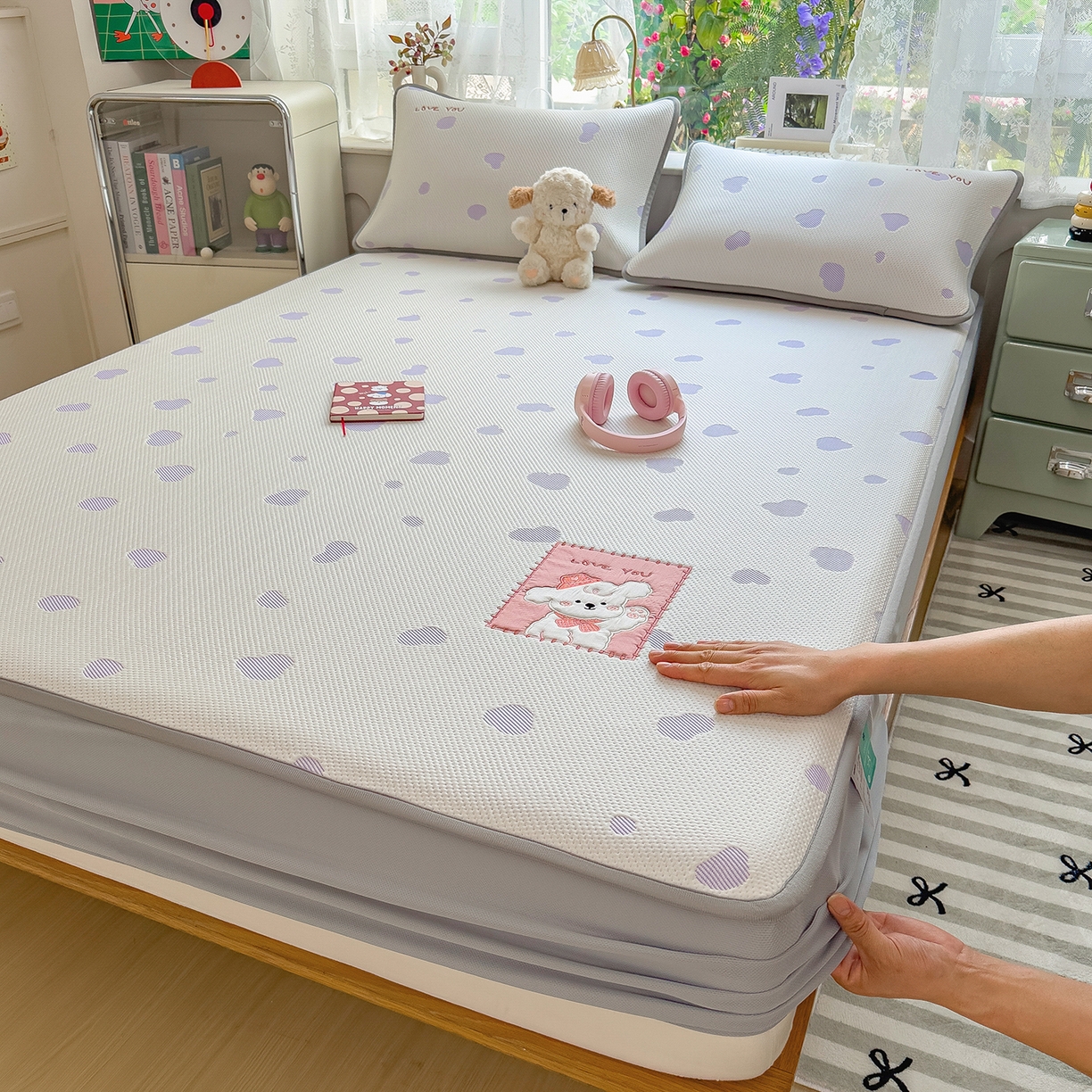 91家纺网 家纺一手货源 找家纺 （总）眠多宝（绒多宝） 2026新款萌趣治愈家系列凉豆豆床笠三件套 凉豆豆贴布绣系列