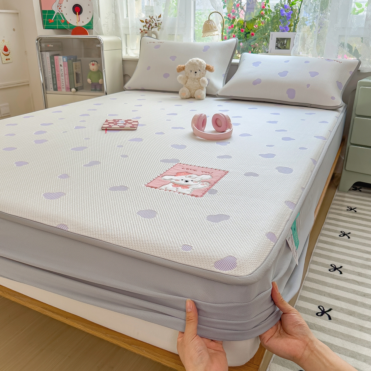 91家纺网 家纺一手货源 找家纺 （总）眠多宝（绒多宝） 2026新款萌趣治愈家系列凉豆豆床笠三件套 凉豆豆贴布绣系列