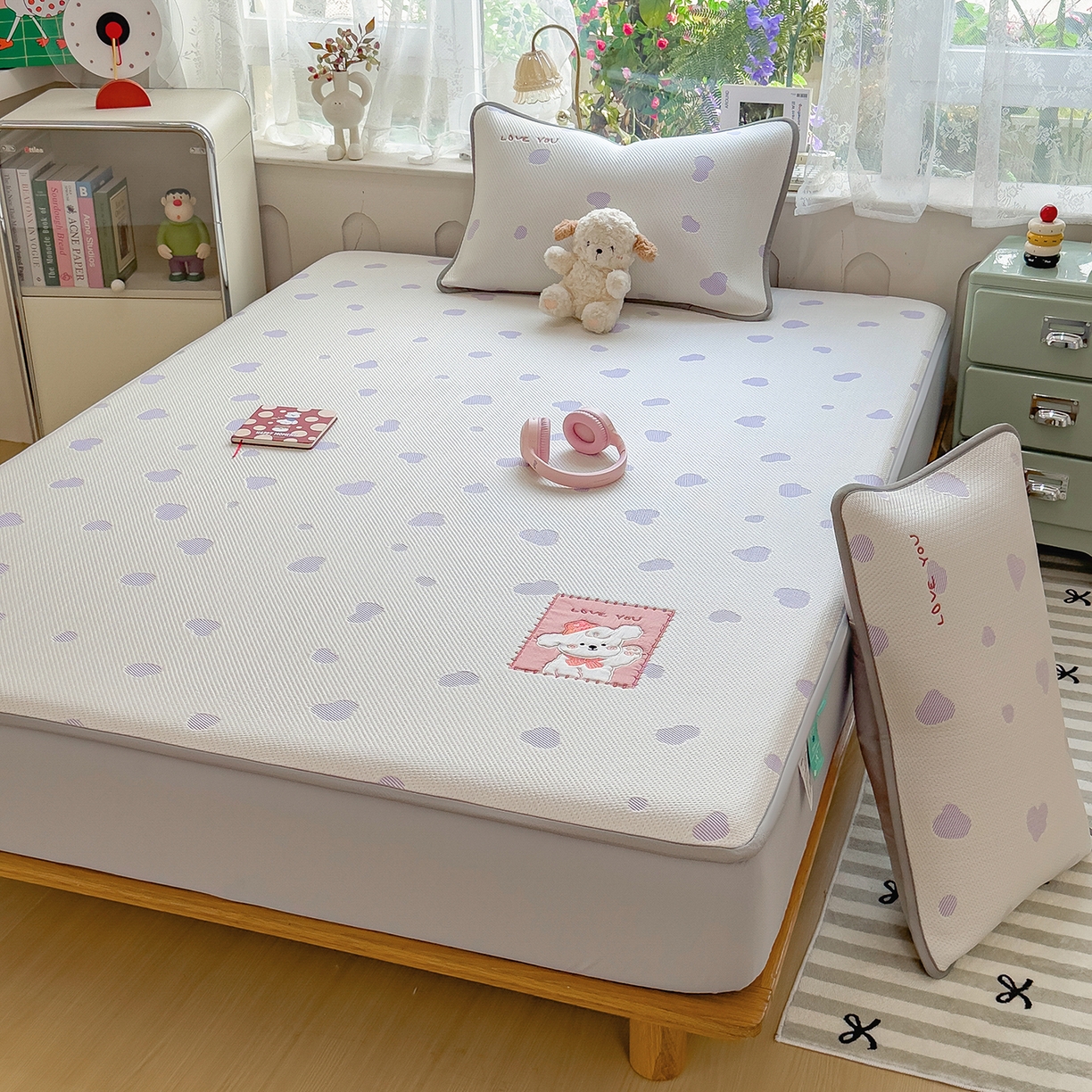 91家纺网 家纺一手货源 找家纺 眠多宝（绒多宝） 2026新款萌趣治愈家系列凉豆豆床笠三件套 凉豆豆贴布绣系列 奶芙小狗