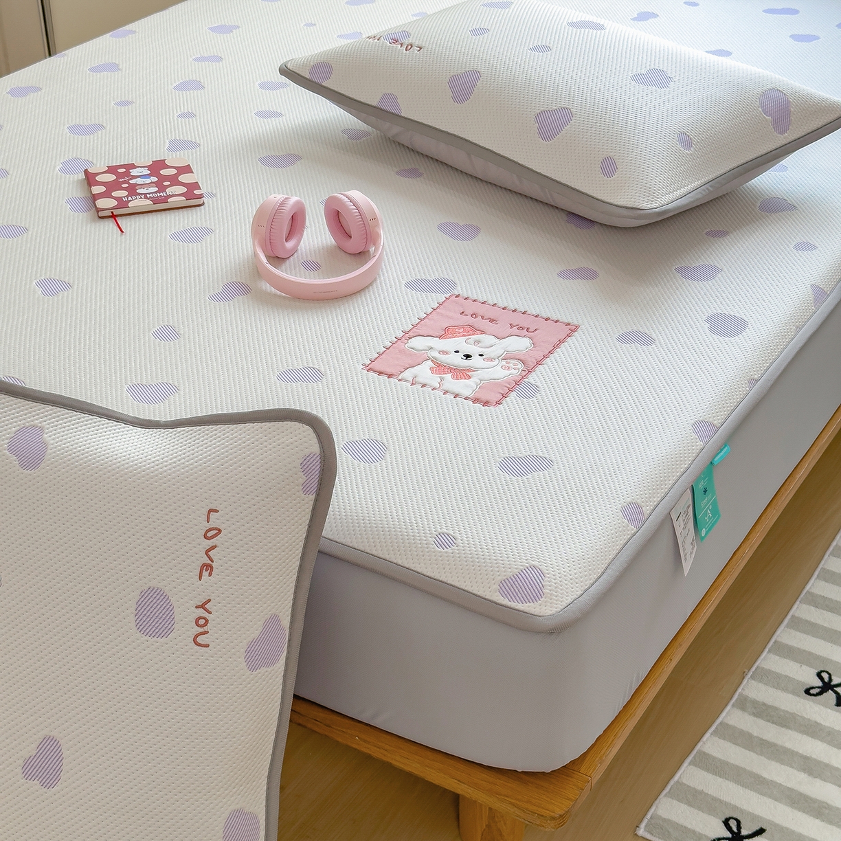 91家纺网 家纺一手货源 找家纺 （总）眠多宝（绒多宝） 2026新款萌趣治愈家系列凉豆豆床笠三件套 凉豆豆贴布绣系列