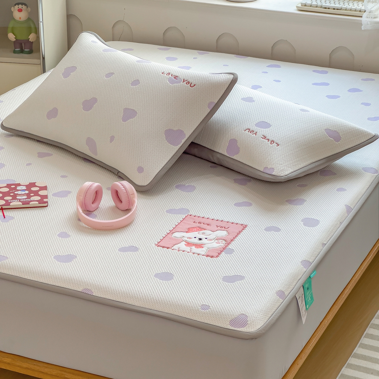 91家纺网 家纺一手货源 找家纺 （总）眠多宝（绒多宝） 2026新款萌趣治愈家系列凉豆豆床笠三件套 凉豆豆贴布绣系列