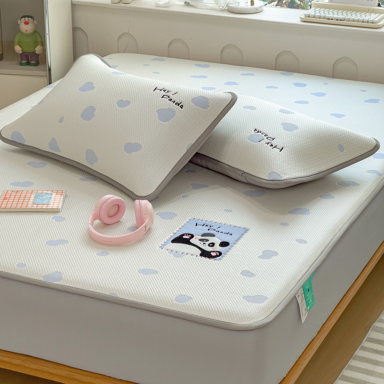 91家纺网 家纺一手货源 找家纺 眠多宝（绒多宝） 2026新款萌趣治愈家系列凉豆豆床笠三件套 凉豆豆贴布绣系列 奶芙熊猫