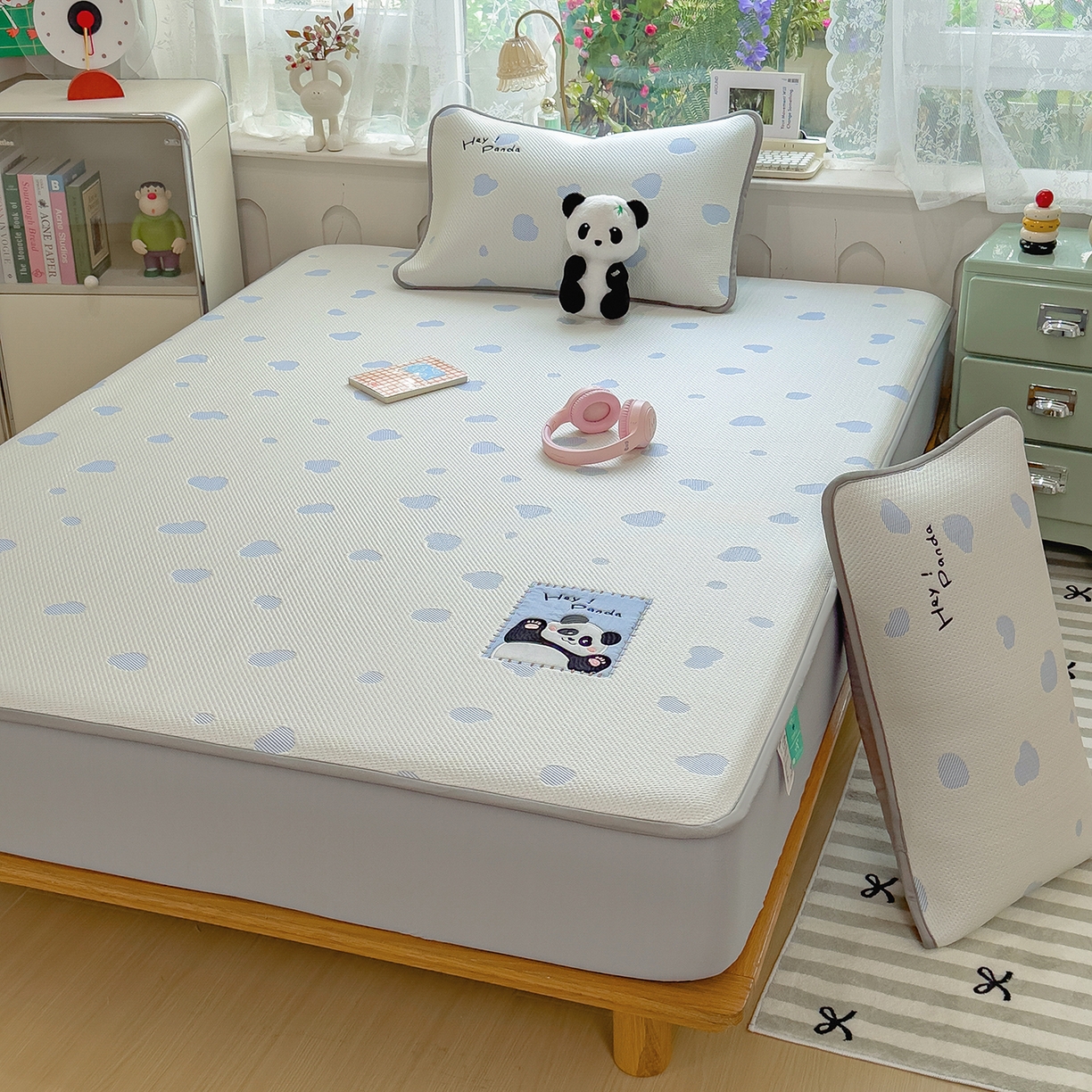 91家纺网 家纺一手货源 找家纺 眠多宝（绒多宝） 2026新款萌趣治愈家系列凉豆豆床笠三件套 凉豆豆贴布绣系列 奶芙熊猫