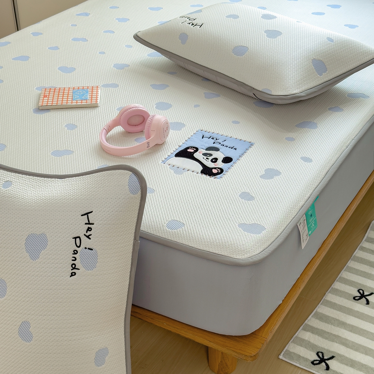 91家纺网 家纺一手货源 找家纺 眠多宝（绒多宝） 2026新款萌趣治愈家系列凉豆豆床笠三件套 凉豆豆贴布绣系列 奶芙熊猫