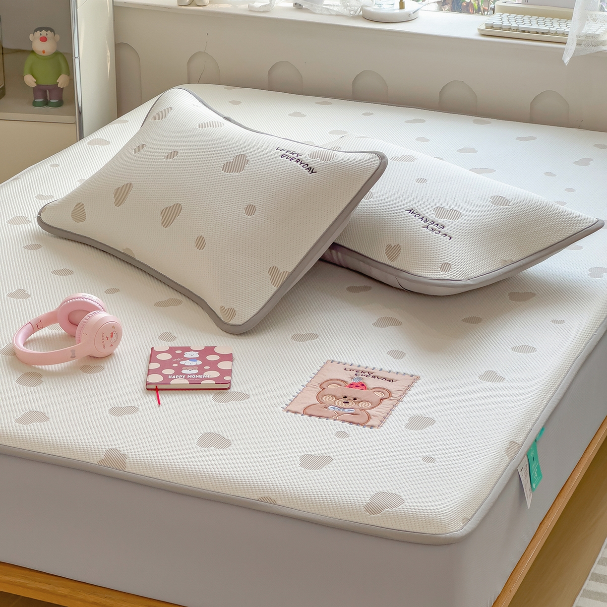 91家纺网 家纺一手货源 找家纺 眠多宝（绒多宝） 2026新款萌趣治愈家系列凉豆豆床笠三件套 凉豆豆贴布绣系列 幸运奶熊