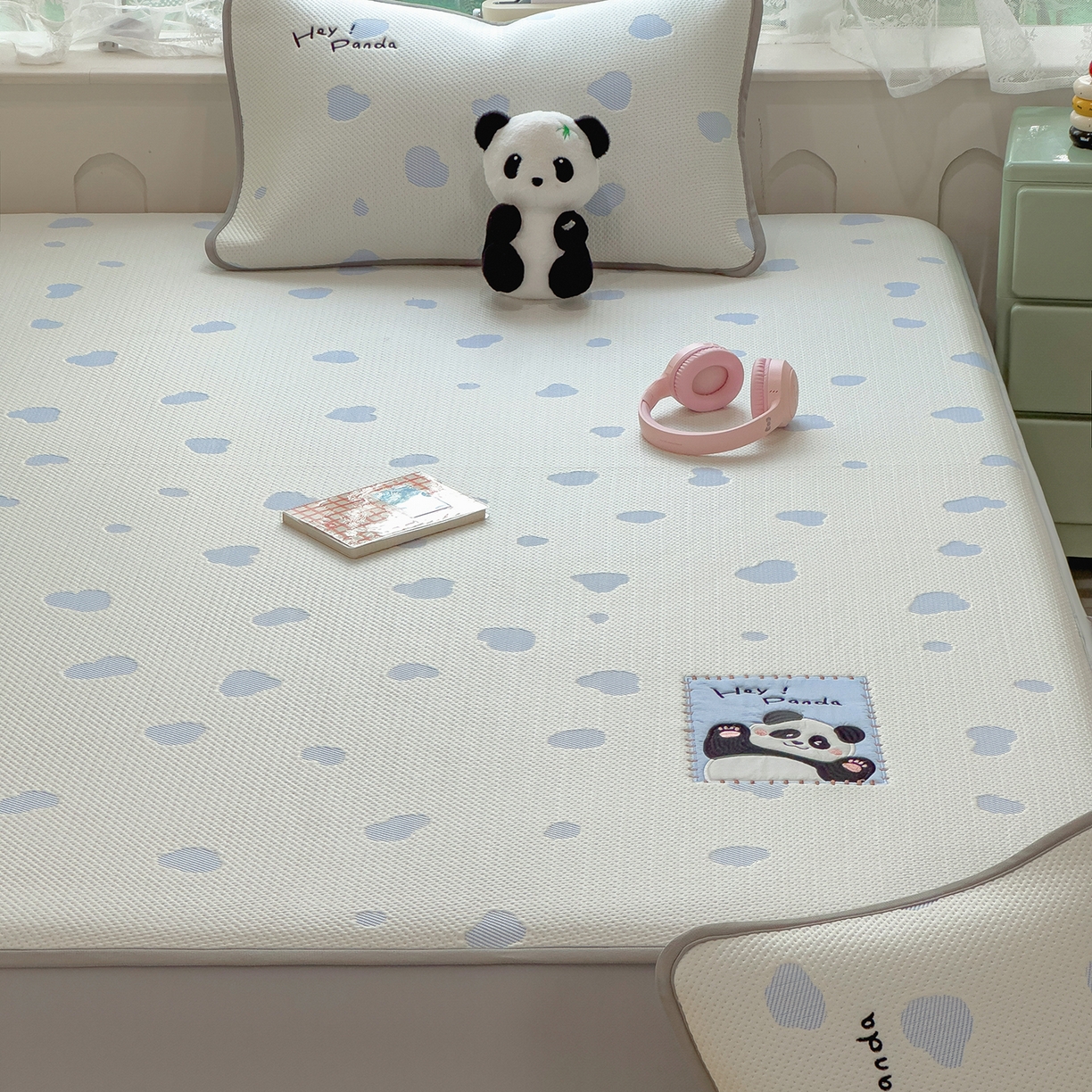 91家纺网 家纺一手货源 找家纺 眠多宝（绒多宝） 2026新款萌趣治愈家系列凉豆豆床笠三件套 凉豆豆贴布绣系列 奶芙熊猫