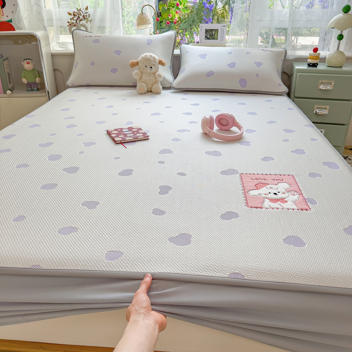 91家纺网 家纺一手货源 找家纺 （总）眠多宝（绒多宝） 2026新款萌趣治愈家系列凉豆豆床笠三件套 凉豆豆贴布绣系列