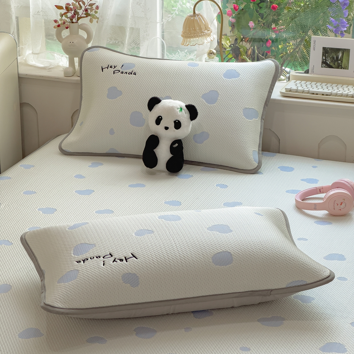 91家纺网 家纺一手货源 找家纺 眠多宝（绒多宝） 2026新款萌趣治愈家系列凉豆豆床笠三件套 凉豆豆贴布绣系列 奶芙熊猫