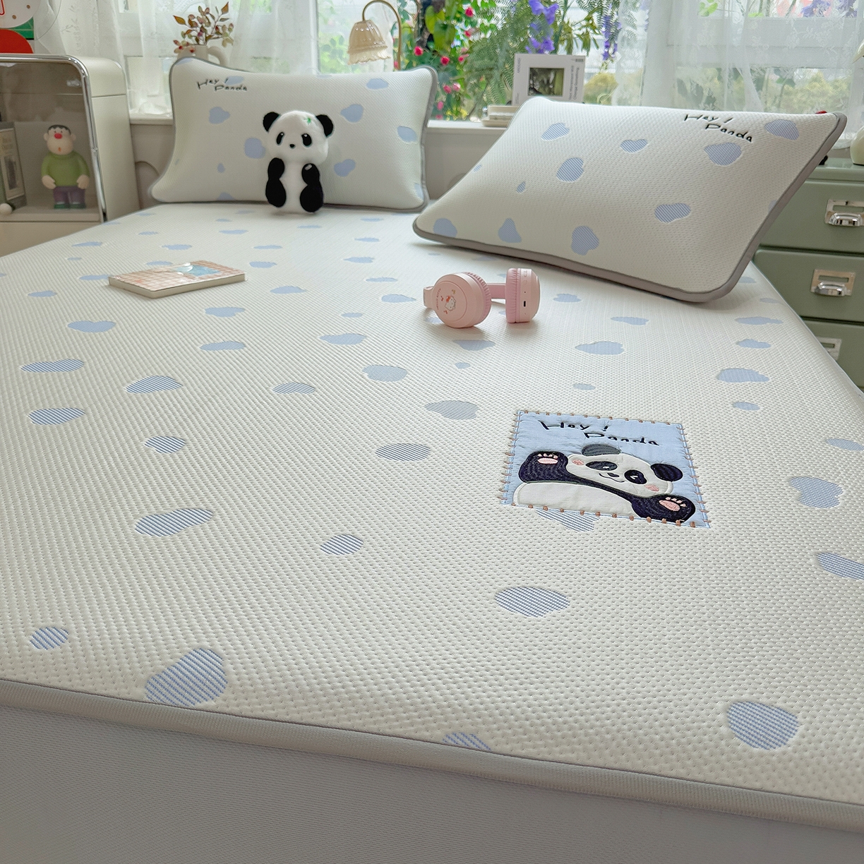 91家纺网 家纺一手货源 找家纺 眠多宝（绒多宝） 2026新款萌趣治愈家系列凉豆豆床笠三件套 凉豆豆贴布绣系列 奶芙熊猫