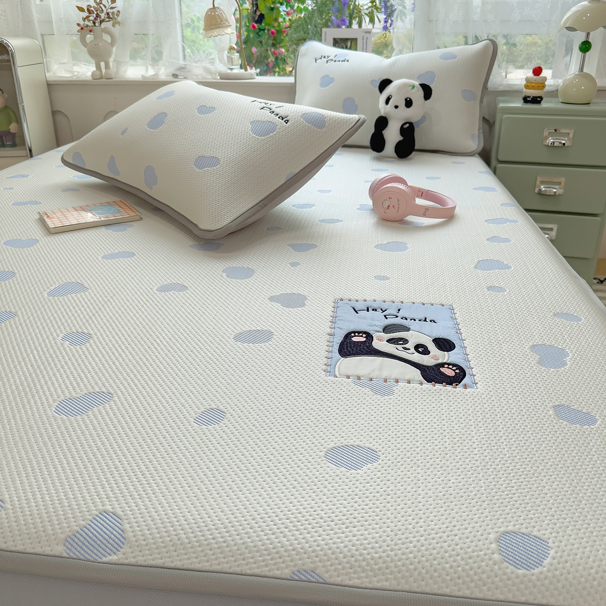 91家纺网 家纺一手货源 找家纺 眠多宝（绒多宝） 2026新款萌趣治愈家系列凉豆豆床笠三件套 凉豆豆贴布绣系列 奶芙熊猫