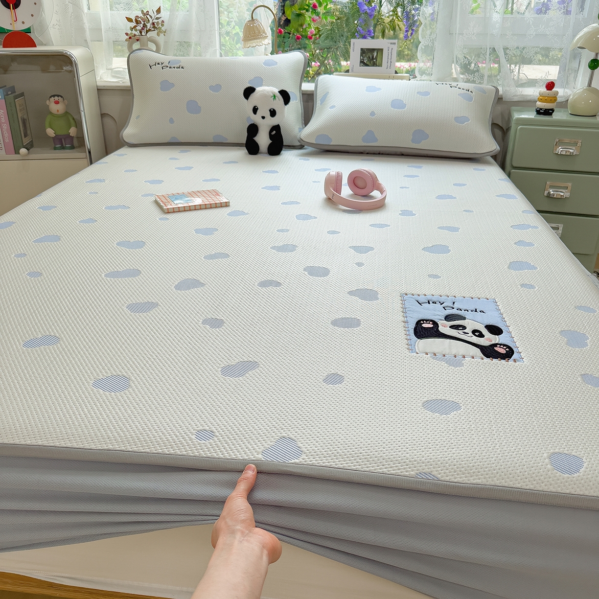 91家纺网 家纺一手货源 找家纺 眠多宝（绒多宝） 2026新款萌趣治愈家系列凉豆豆床笠三件套 凉豆豆贴布绣系列 奶芙熊猫