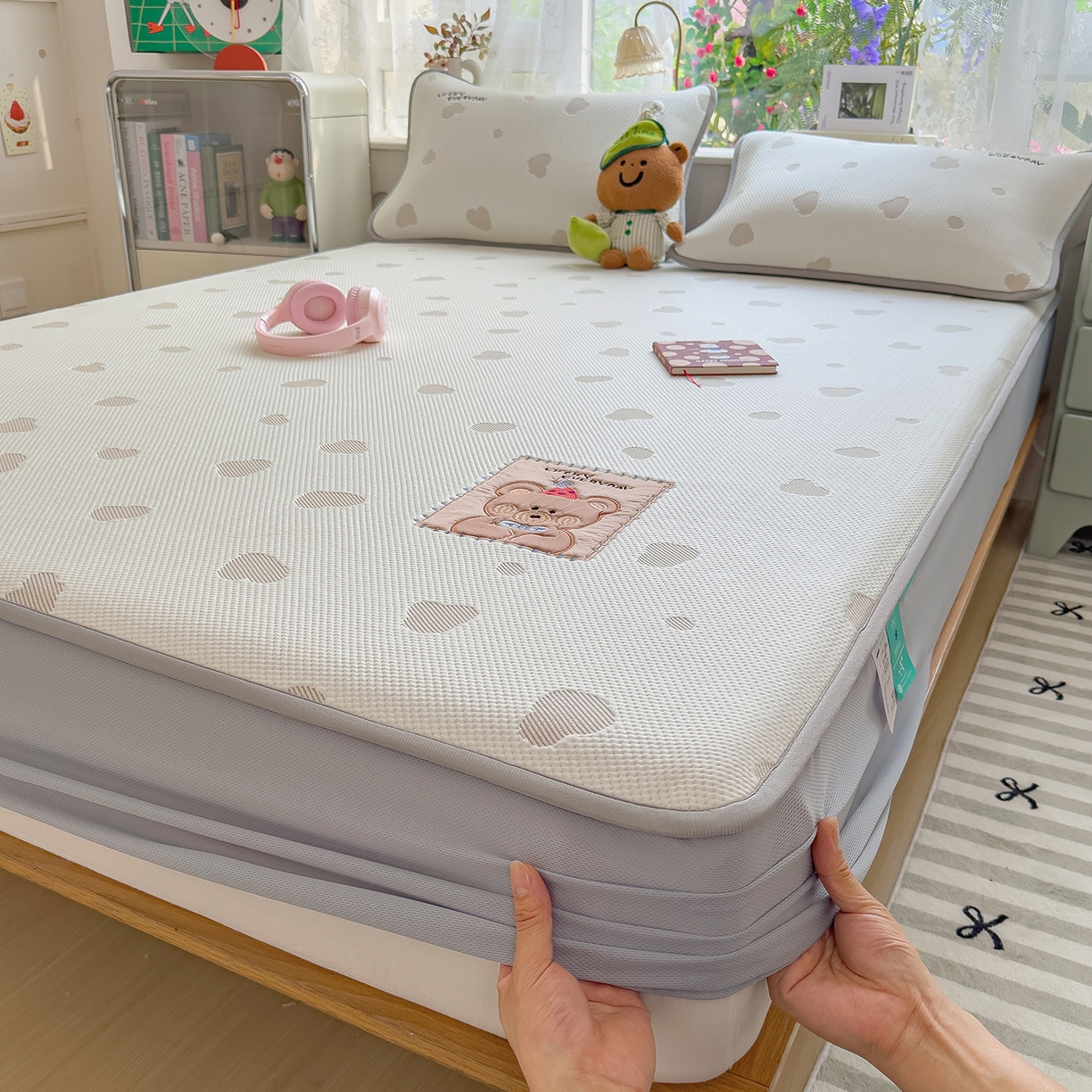 91家纺网 家纺一手货源 找家纺 眠多宝（绒多宝） 2026新款萌趣治愈家系列凉豆豆床笠三件套 凉豆豆贴布绣系列 幸运奶熊