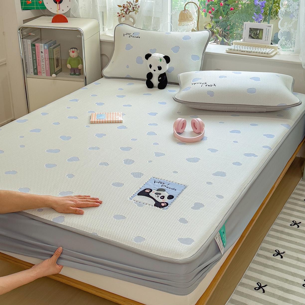 91家纺网 家纺一手货源 找家纺 眠多宝（绒多宝） 2026新款萌趣治愈家系列凉豆豆床笠三件套 凉豆豆贴布绣系列 奶芙熊猫