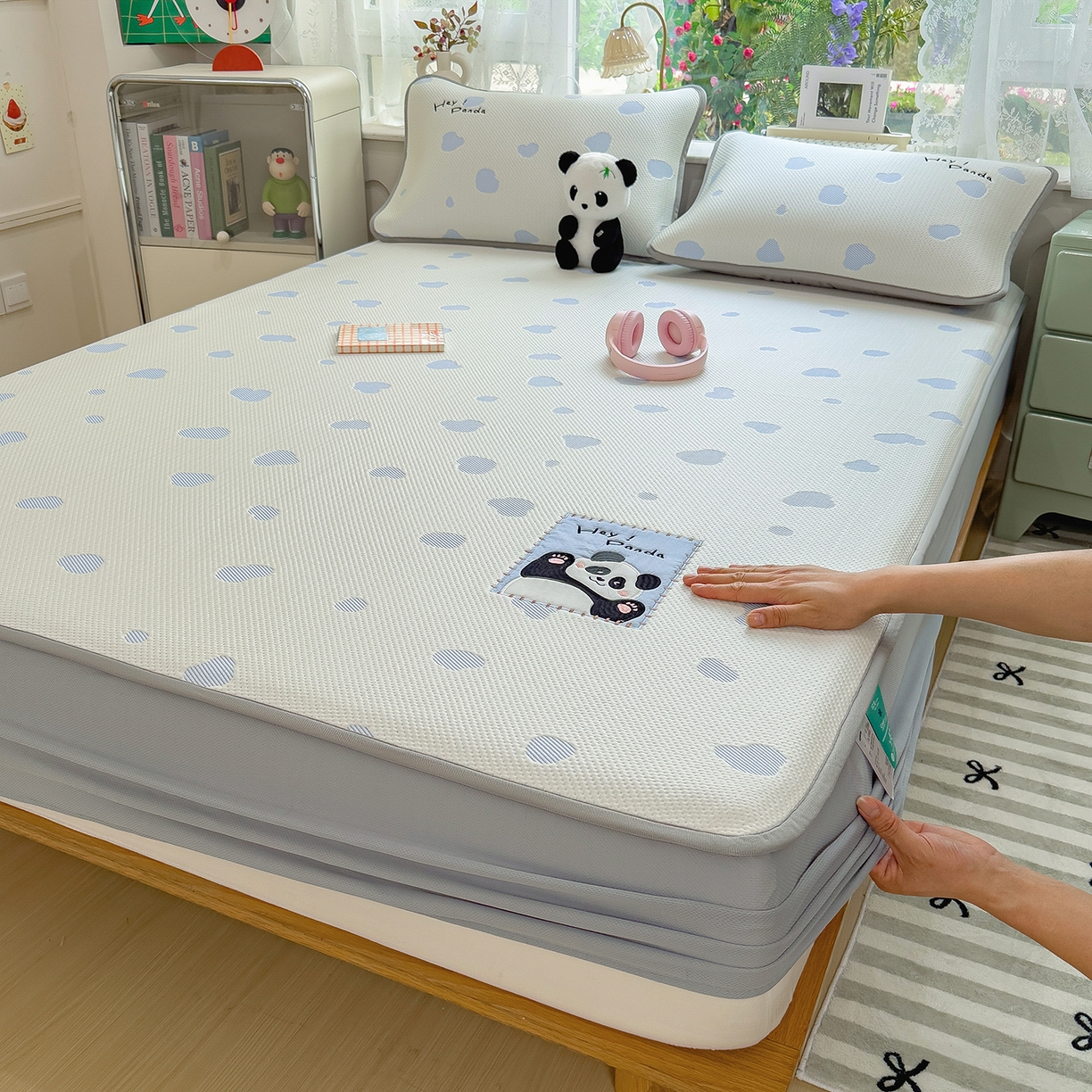 91家纺网 家纺一手货源 找家纺 眠多宝（绒多宝） 2026新款萌趣治愈家系列凉豆豆床笠三件套 凉豆豆贴布绣系列 奶芙熊猫