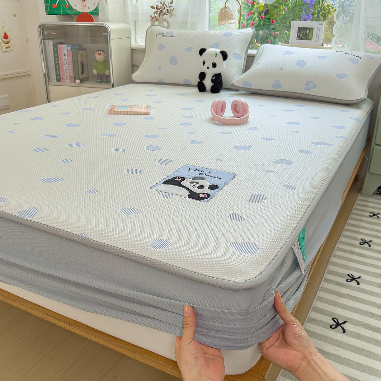 91家纺网 家纺一手货源 找家纺 眠多宝（绒多宝） 2026新款萌趣治愈家系列凉豆豆床笠三件套 凉豆豆贴布绣系列 奶芙熊猫