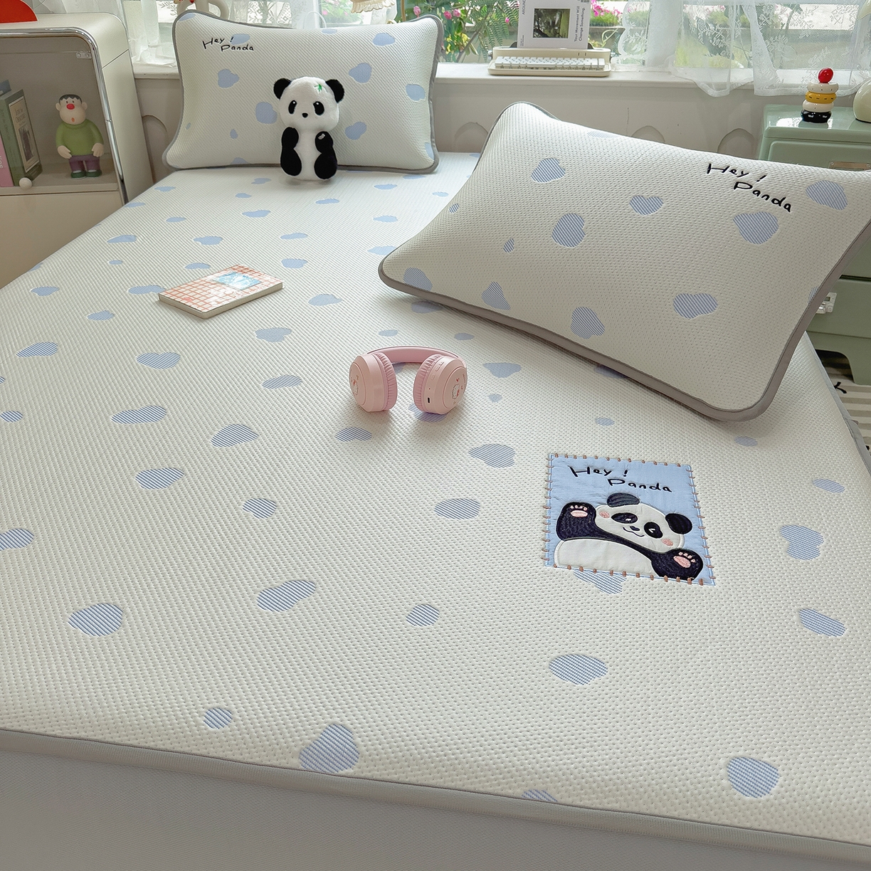 91家纺网 家纺一手货源 找家纺 眠多宝（绒多宝） 2026新款萌趣治愈家系列凉豆豆床笠三件套 凉豆豆贴布绣系列 奶芙熊猫