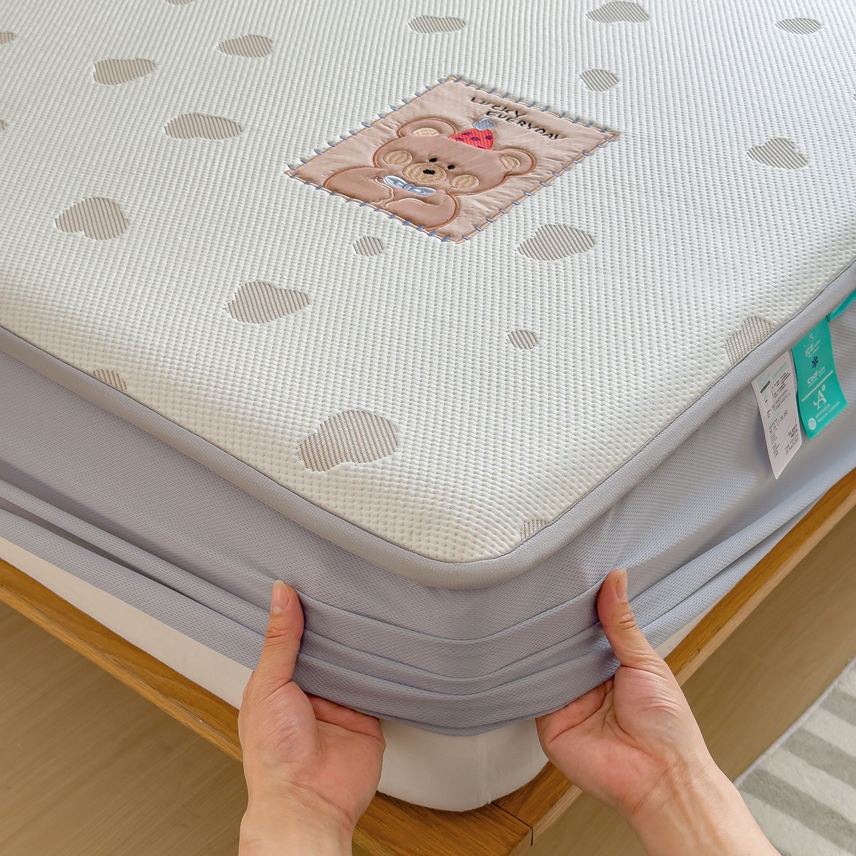 91家纺网 家纺一手货源 找家纺 眠多宝（绒多宝） 2026新款萌趣治愈家系列凉豆豆床笠三件套 凉豆豆贴布绣系列 幸运奶熊