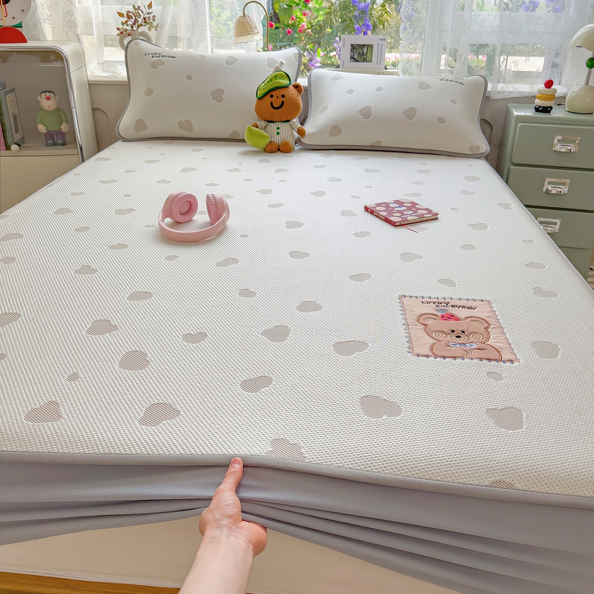 91家纺网 家纺一手货源 找家纺 眠多宝（绒多宝） 2026新款萌趣治愈家系列凉豆豆床笠三件套 凉豆豆贴布绣系列 幸运奶熊