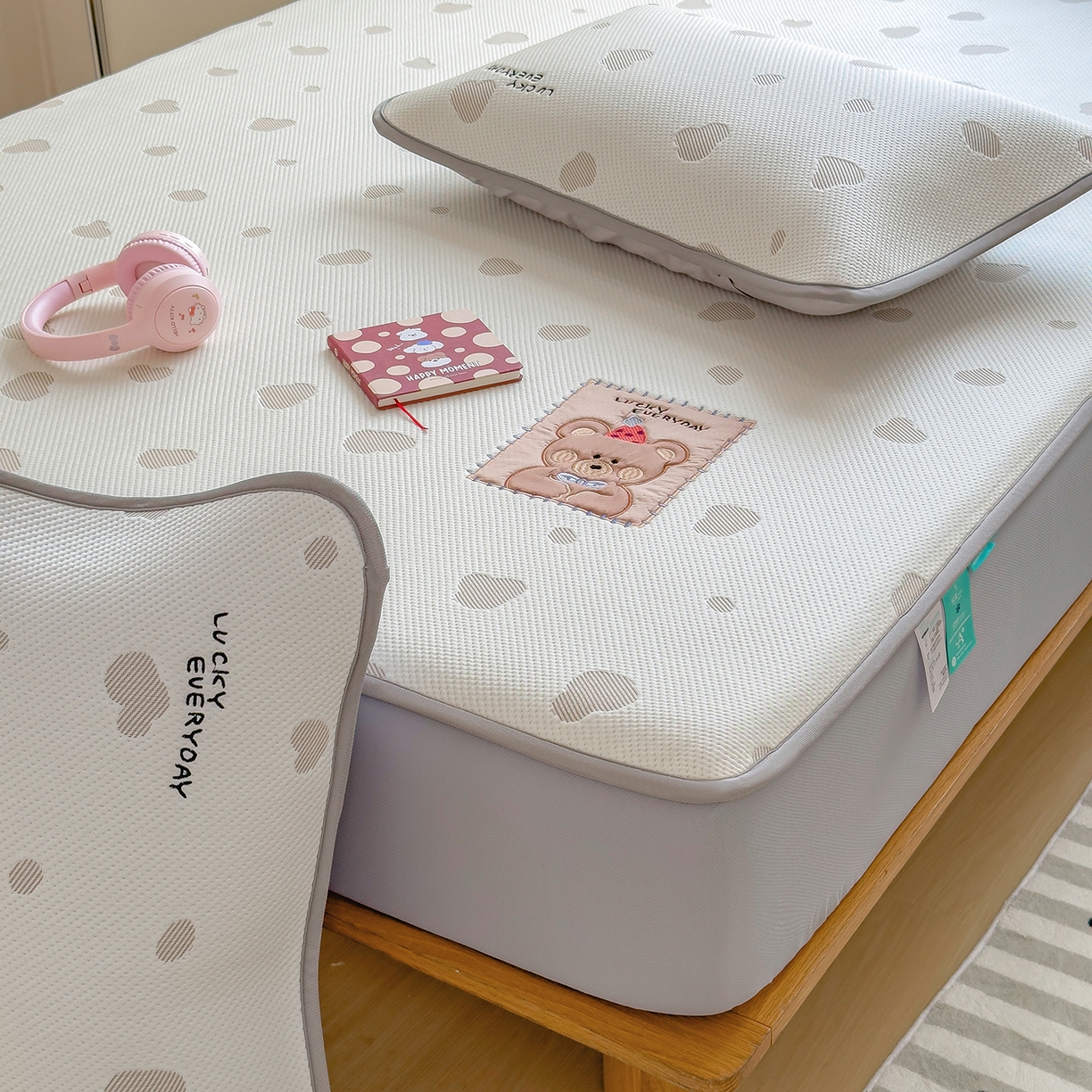 91家纺网 家纺一手货源 找家纺 眠多宝（绒多宝） 2026新款萌趣治愈家系列凉豆豆床笠三件套 凉豆豆贴布绣系列 幸运奶熊