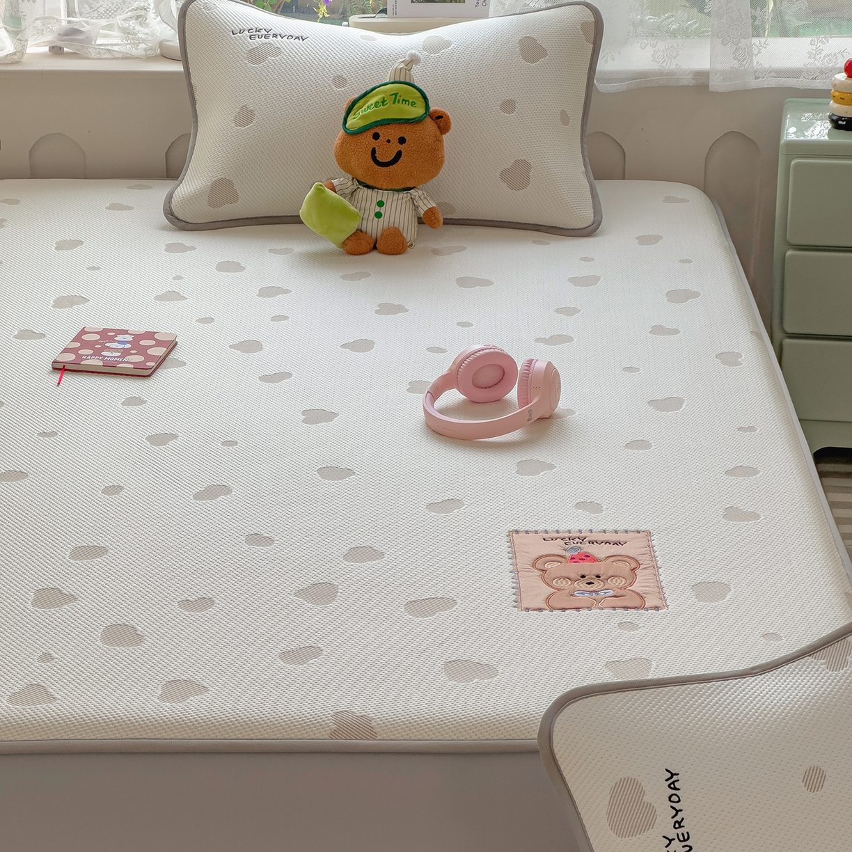 91家纺网 家纺一手货源 找家纺 眠多宝（绒多宝） 2026新款萌趣治愈家系列凉豆豆床笠三件套 凉豆豆贴布绣系列 幸运奶熊