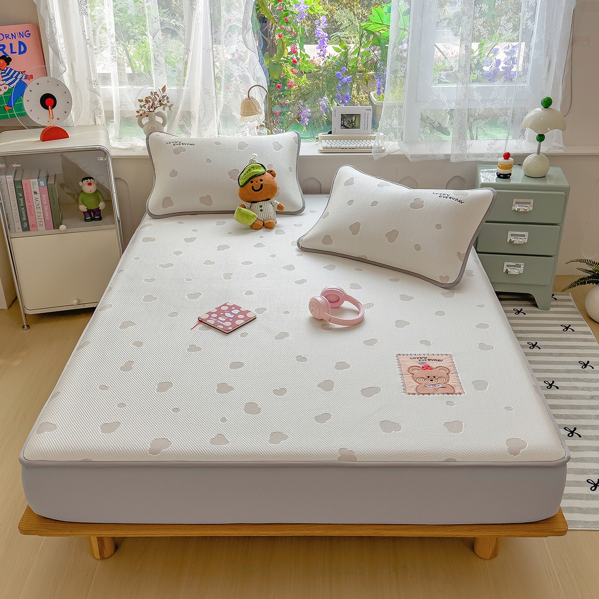 91家纺网 家纺一手货源 找家纺 眠多宝（绒多宝） 2026新款萌趣治愈家系列凉豆豆床笠三件套 凉豆豆贴布绣系列 幸运奶熊