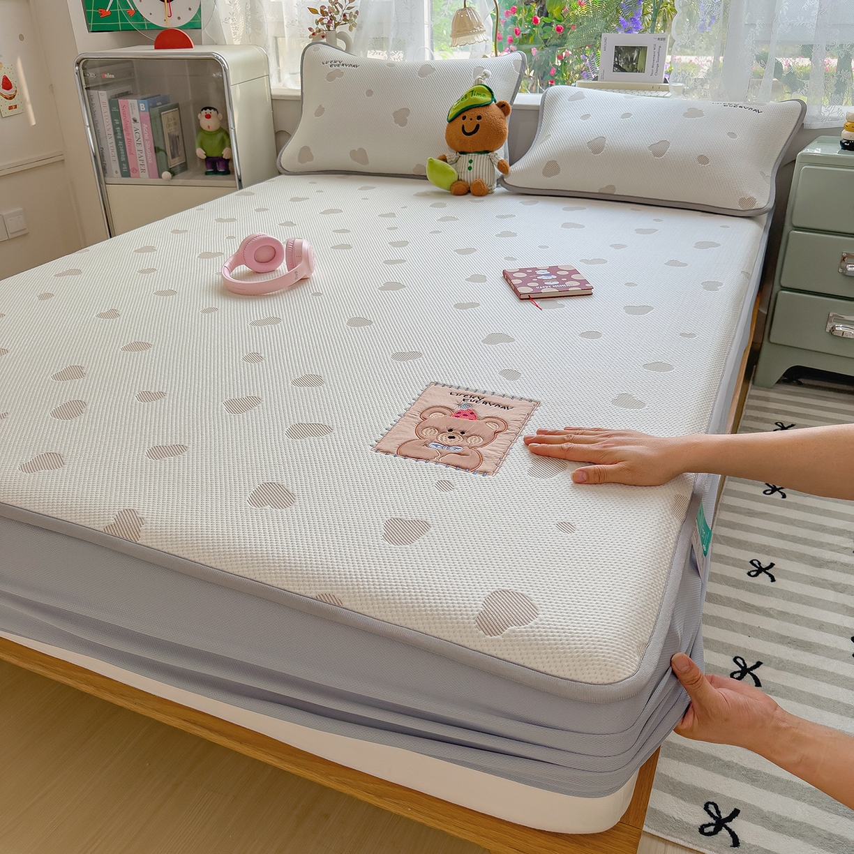 91家纺网 家纺一手货源 找家纺 眠多宝（绒多宝） 2026新款萌趣治愈家系列凉豆豆床笠三件套 凉豆豆贴布绣系列 幸运奶熊