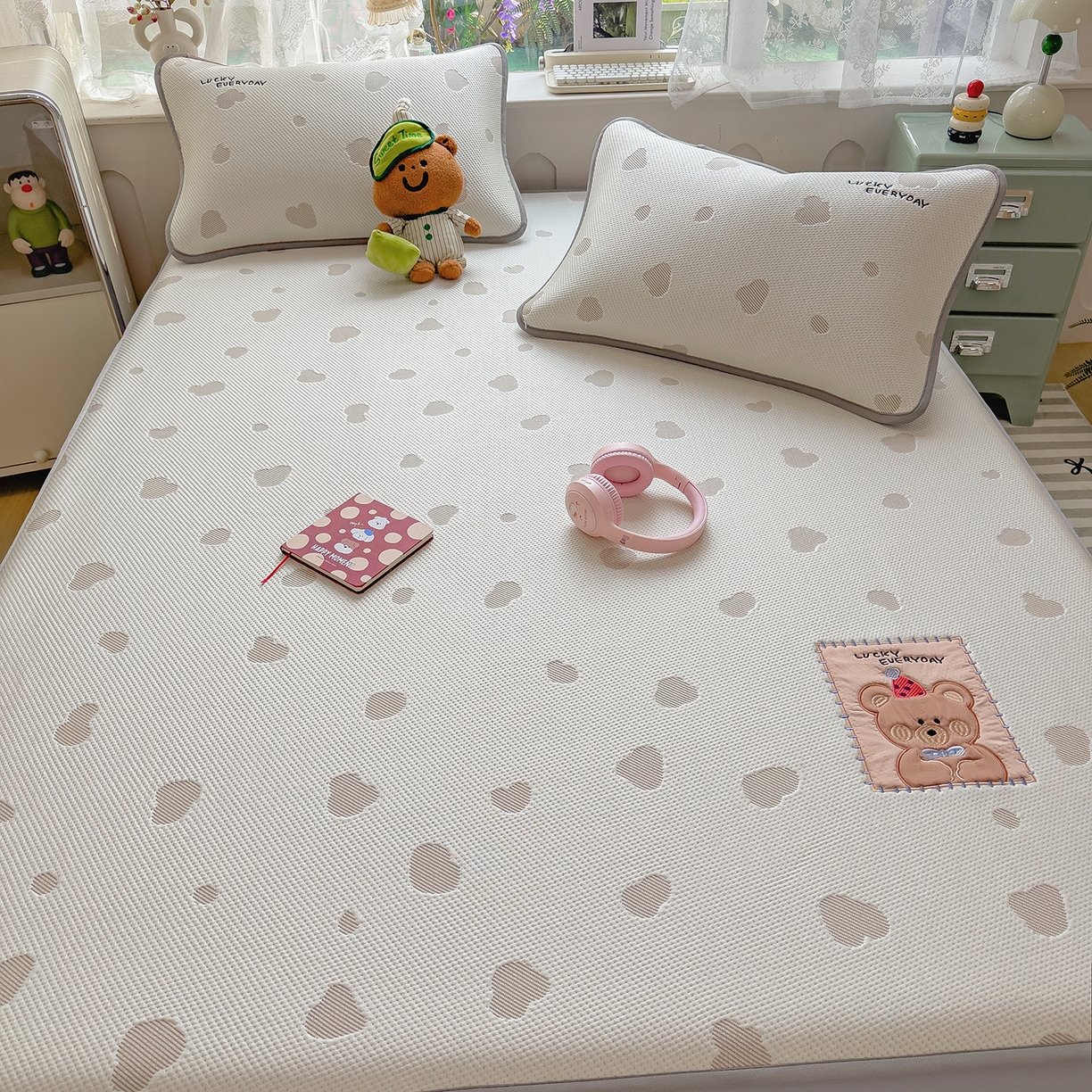 91家纺网 家纺一手货源 找家纺 眠多宝（绒多宝） 2026新款萌趣治愈家系列凉豆豆床笠三件套 凉豆豆贴布绣系列 幸运奶熊