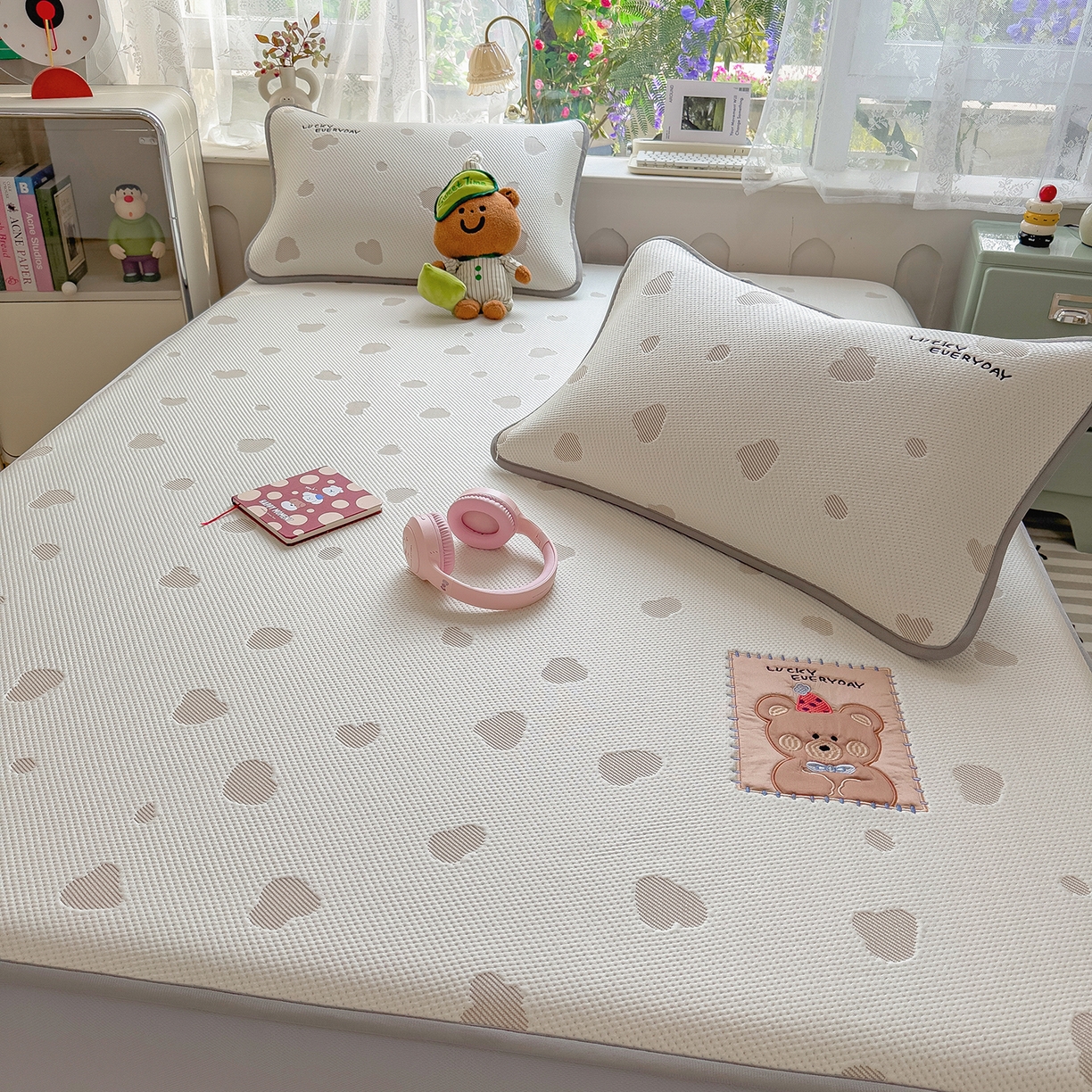 91家纺网 家纺一手货源 找家纺 眠多宝（绒多宝） 2026新款萌趣治愈家系列凉豆豆床笠三件套 凉豆豆贴布绣系列 幸运奶熊