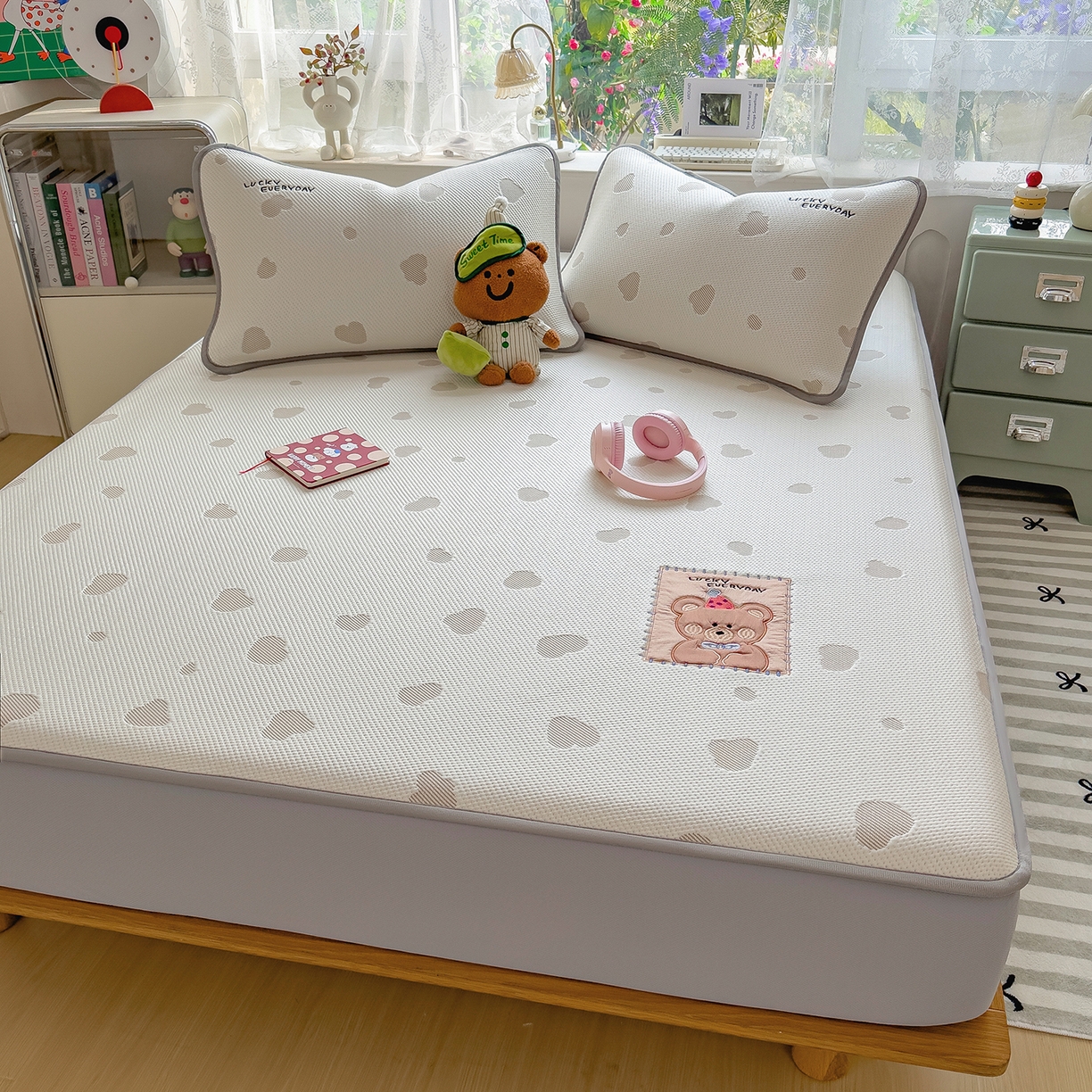 91家纺网 家纺一手货源 找家纺 眠多宝（绒多宝） 2026新款萌趣治愈家系列凉豆豆床笠三件套 凉豆豆贴布绣系列 幸运奶熊