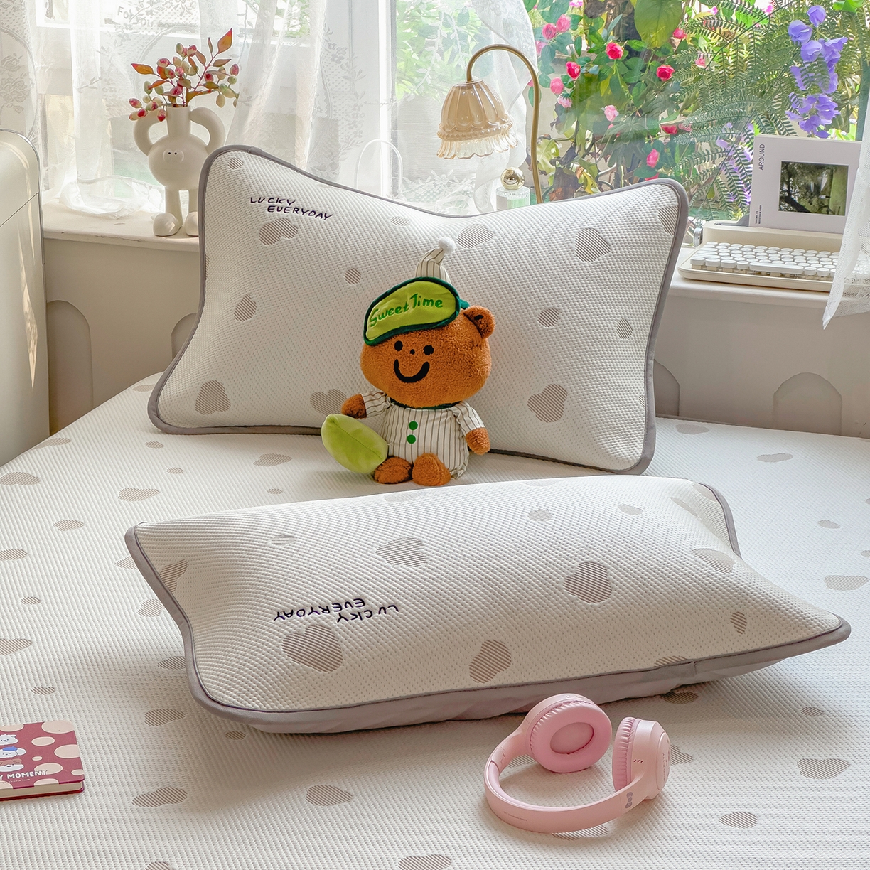 91家纺网 家纺一手货源 找家纺 眠多宝（绒多宝） 2026新款萌趣治愈家系列凉豆豆床笠三件套 凉豆豆贴布绣系列 幸运奶熊