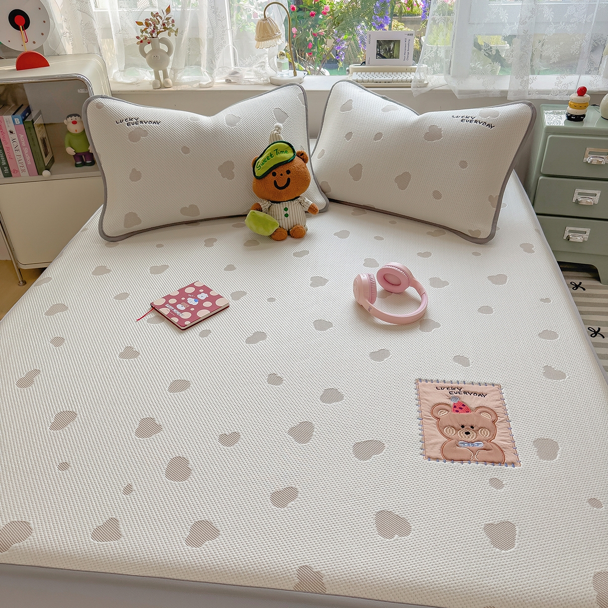 91家纺网 家纺一手货源 找家纺 眠多宝（绒多宝） 2026新款萌趣治愈家系列凉豆豆床笠三件套 凉豆豆贴布绣系列 幸运奶熊