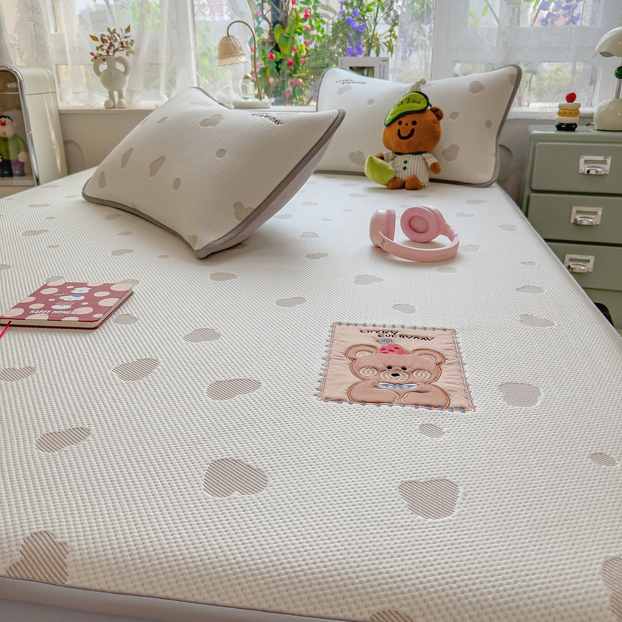 91家纺网 家纺一手货源 找家纺 眠多宝（绒多宝） 2026新款萌趣治愈家系列凉豆豆床笠三件套 凉豆豆贴布绣系列 幸运奶熊