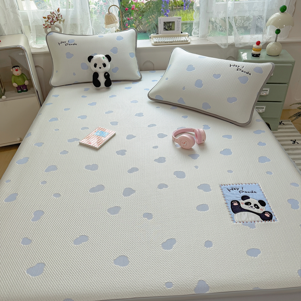 91家纺网 家纺一手货源 找家纺 眠多宝（绒多宝） 2026新款萌趣治愈家系列凉豆豆床笠三件套 凉豆豆贴布绣系列 奶芙熊猫