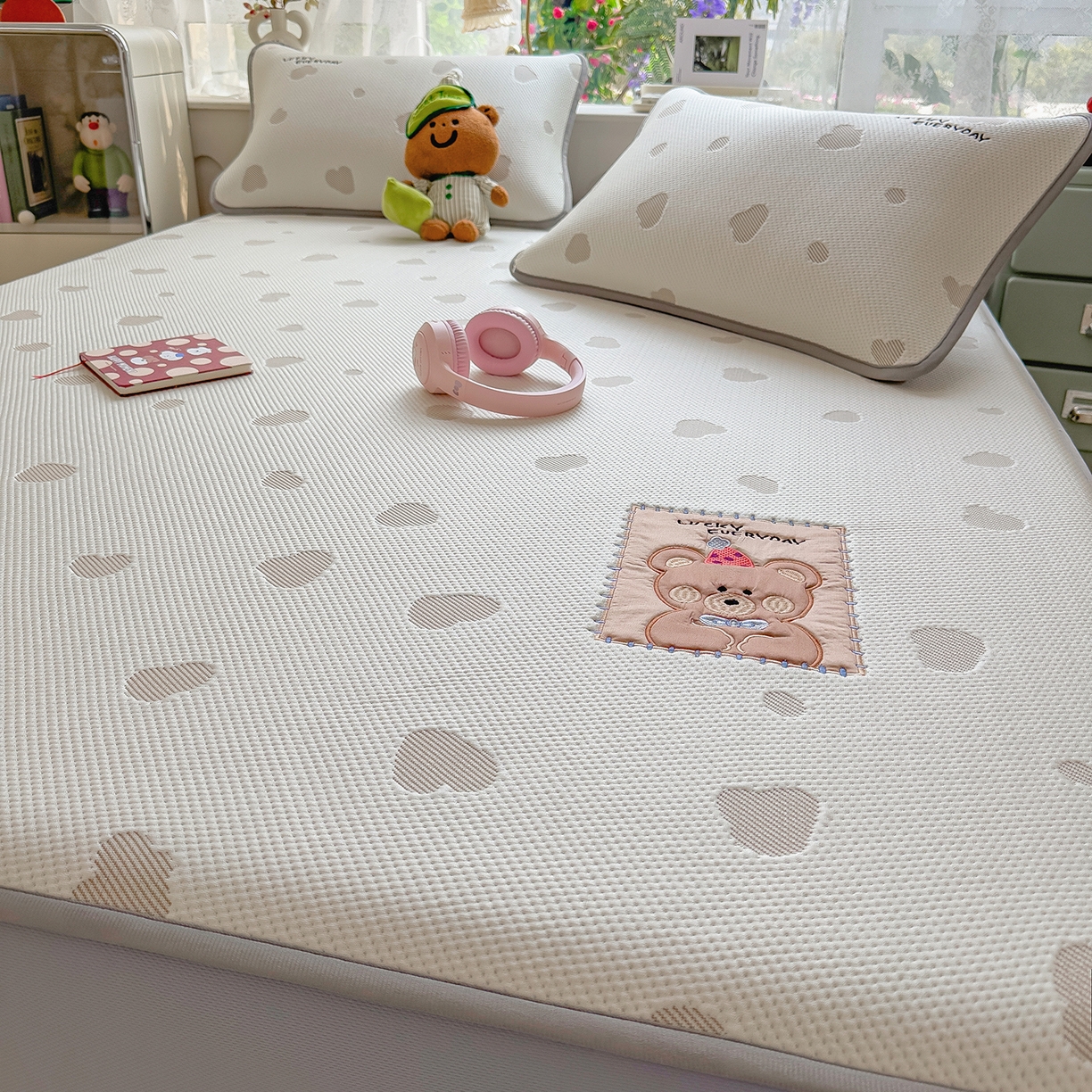 91家纺网 家纺一手货源 找家纺 眠多宝（绒多宝） 2026新款萌趣治愈家系列凉豆豆床笠三件套 凉豆豆贴布绣系列 幸运奶熊