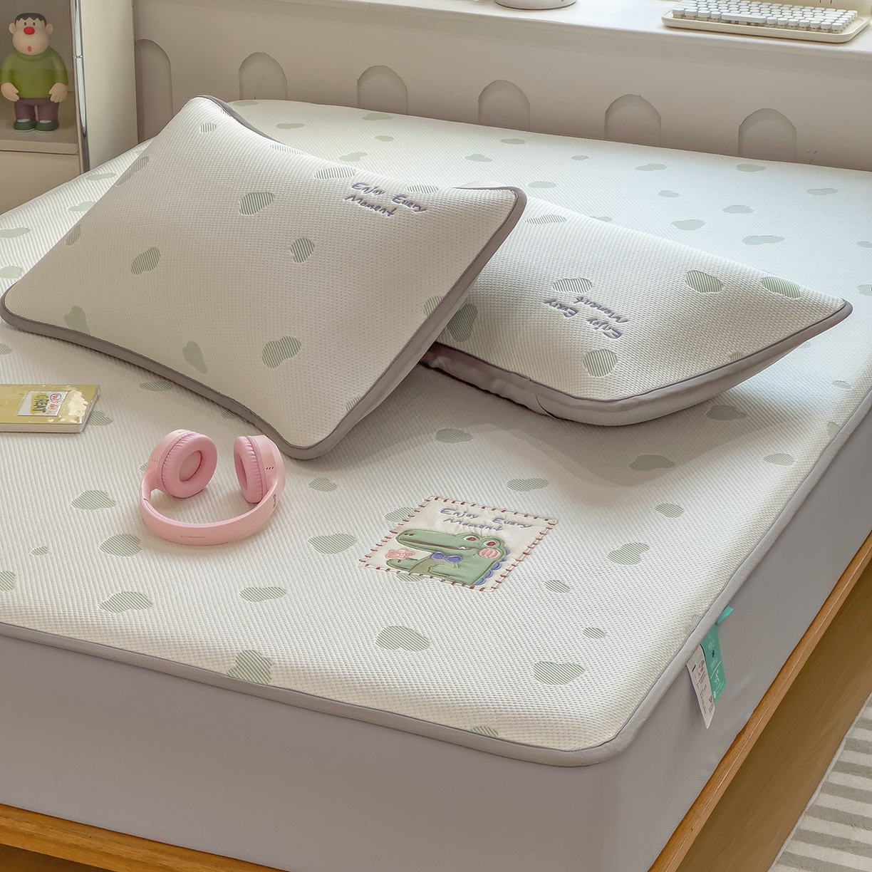 91家纺网 家纺一手货源 找家纺 眠多宝（绒多宝） 2026新款萌趣治愈家系列凉豆豆床笠三件套 凉豆豆贴布绣系列 微笑小鳄